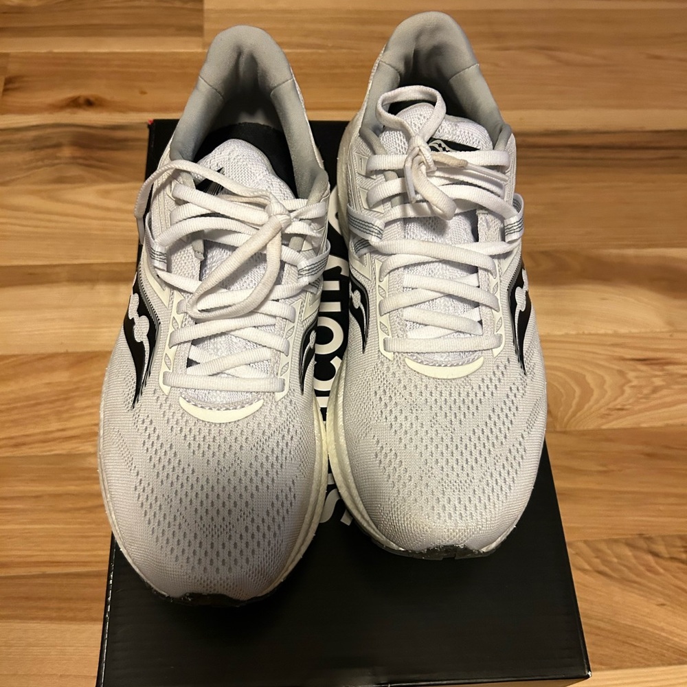 Saucony Triumph 20 Mens Size 8 Shoes White black Silver Athletic sold out